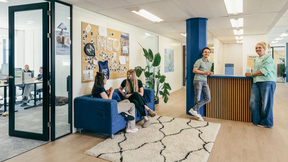 MEO-medewerkers aan het werk bij de klantenservice van Dopper. ©Ramon Philippo RAP Fotografie