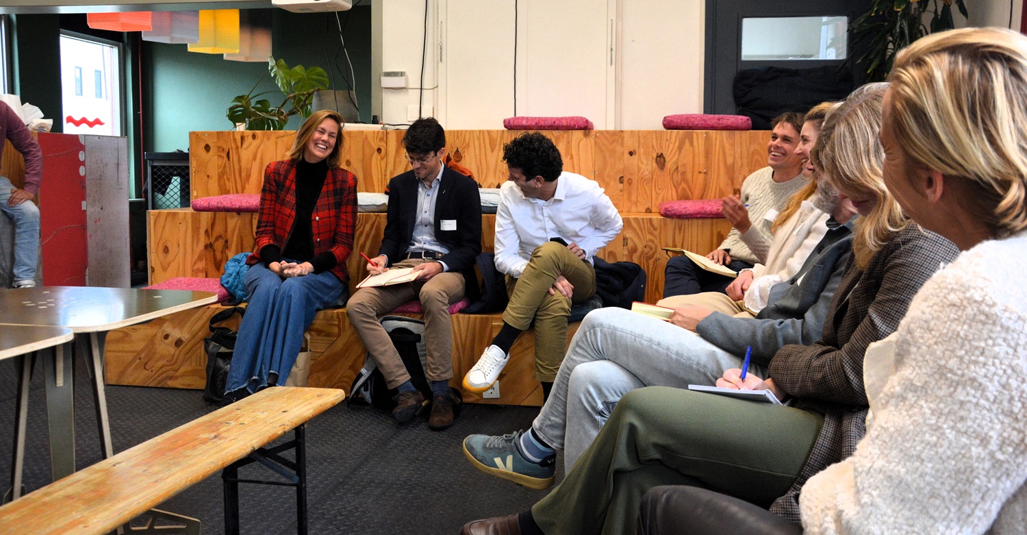 Annabel Thomas (links) in gesprek tijdens de intervisiebijeenkomst